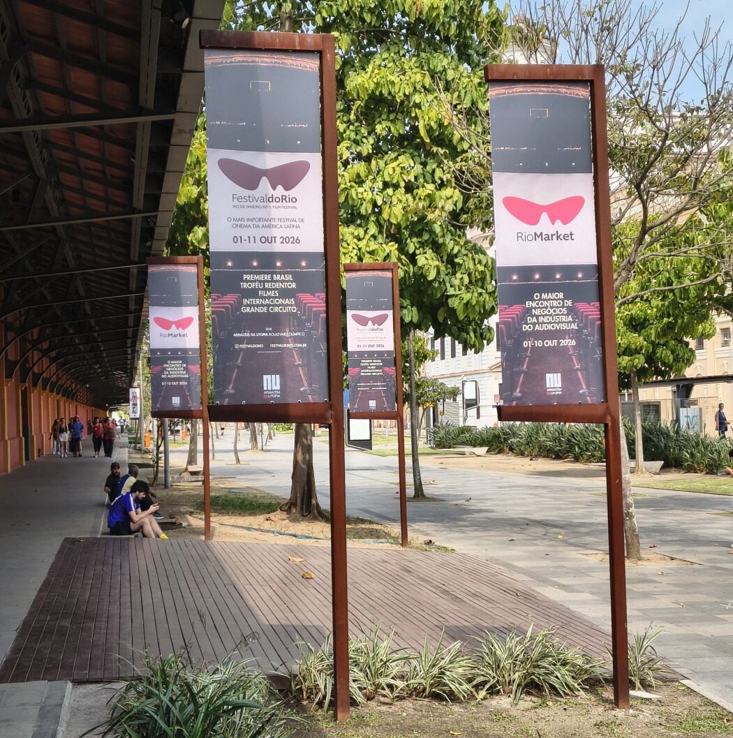 Foto do lado de fora do Armazém da Utopia, grande ponto de encontro do Festival do Rio