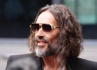 Acusadora de Russell Brand relata suposto estupro e diz que temia estar grávida