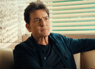 Charlie Sheen diz que colocou gelo na bunda para continuar filmando ‘Loucos por Dinheiro’: “Nunca tinha feito isso antes” Charlie sheen