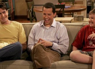 Jon Cryer diz que recebeu um terço do salário de Charlie Sheen em ‘Dois Homens e Meio’