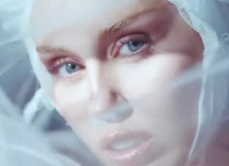 Crítica | Ao lado de Fleetwood Mac, Miley Cyrus encanta com a belíssima balada “Secrets”